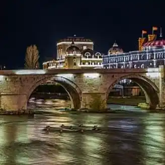 stone bridge di skopje illuminato